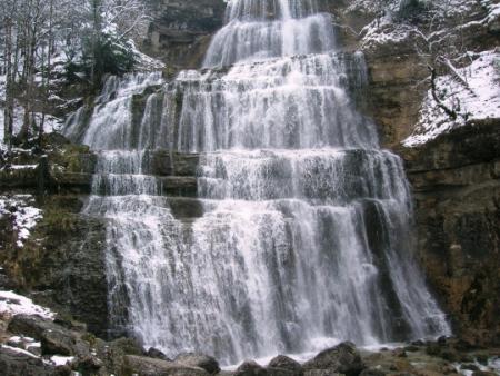 une  grande  chute d eau